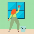 Detergenti per vetri e specchi: come funzionano e come evitare gli aloni Donna con capelli rossi riccia di spalle che lava una finestra. Il braccio alzato è il destro e tiene in mano una spugna e ai piedi ha un secchio per l'acqua.